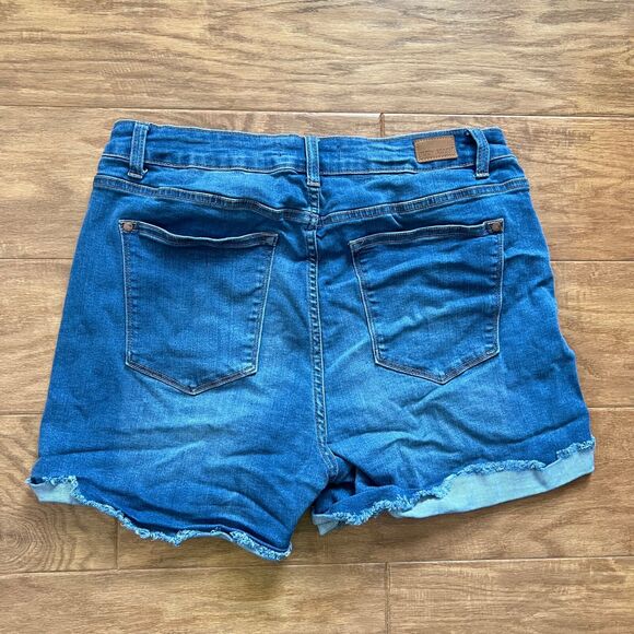 Judy Blue Denim Jean Shorts Size 2XL Medium Wash Cuffed JB150038 - Picture 2 of 9